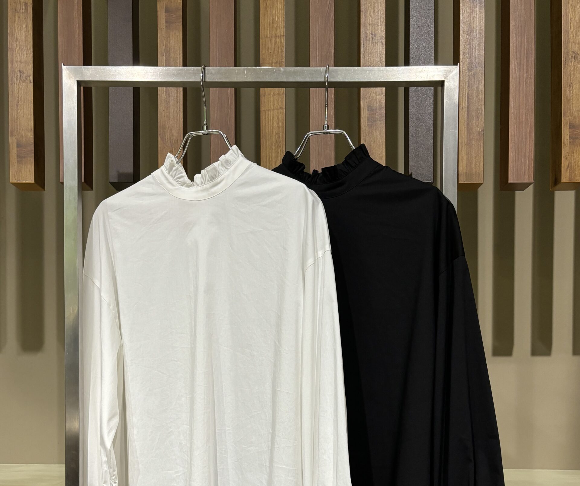 CLOCHE スタンドフリルカラーブラウス 重ね着に大活躍！【CLOCHE】ブラウス | GiGi official web site