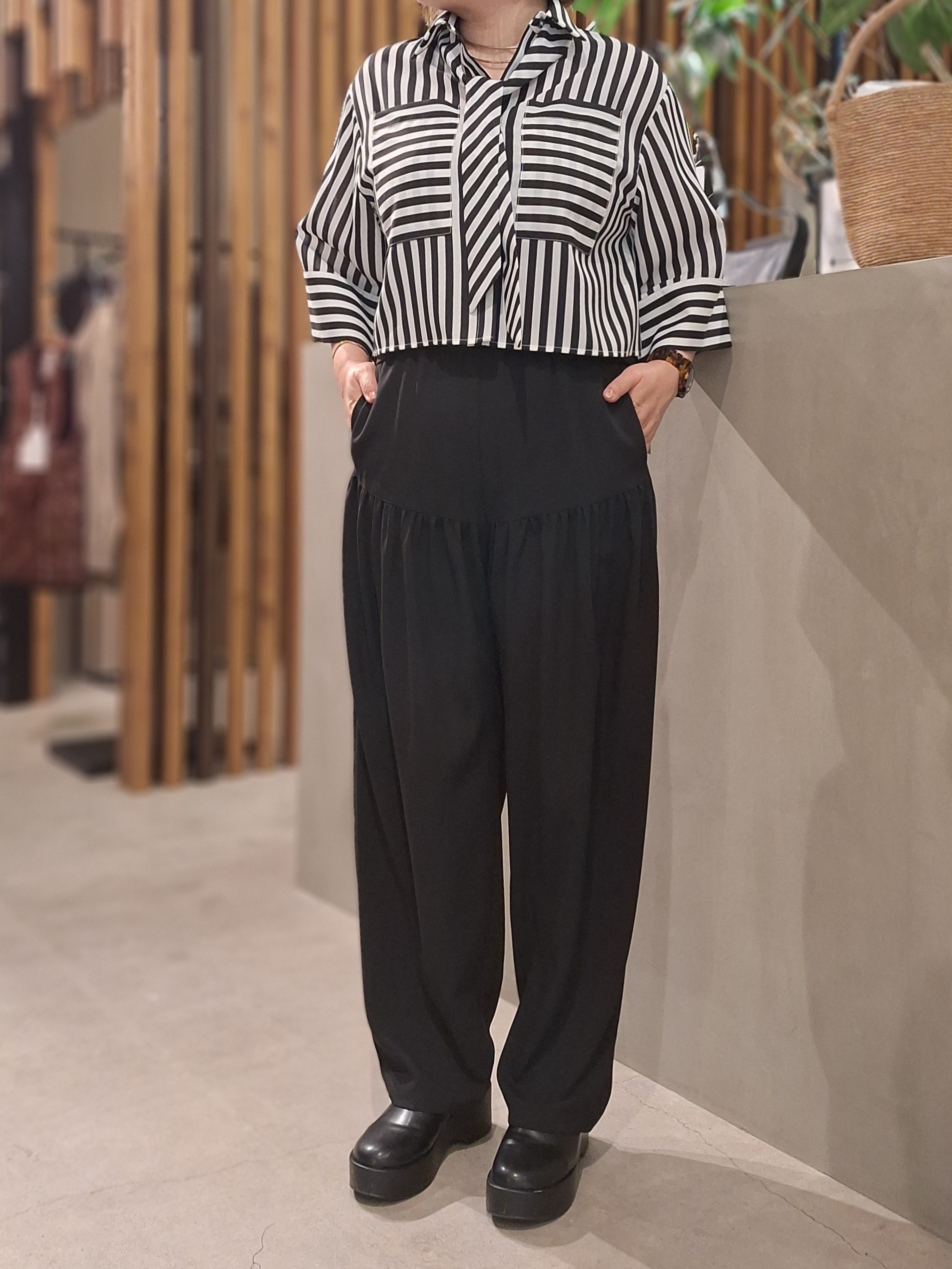 新品・タグ付き♡MARGAUX VINTAGE ギャザーパンツ 黒 実際に履いて  