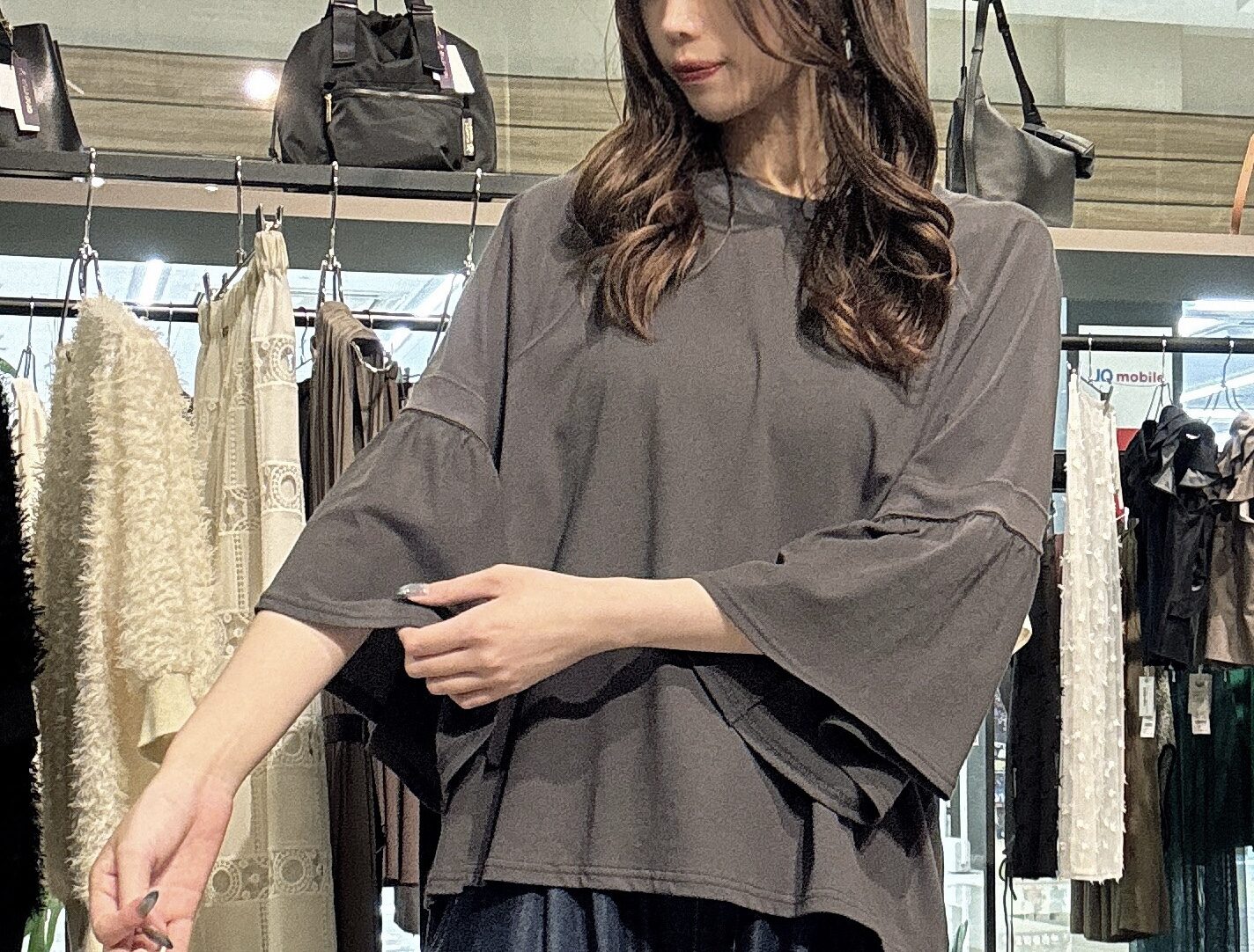 甘すぎない大人のフリル袖カットソー【mink chair】 | GiGi