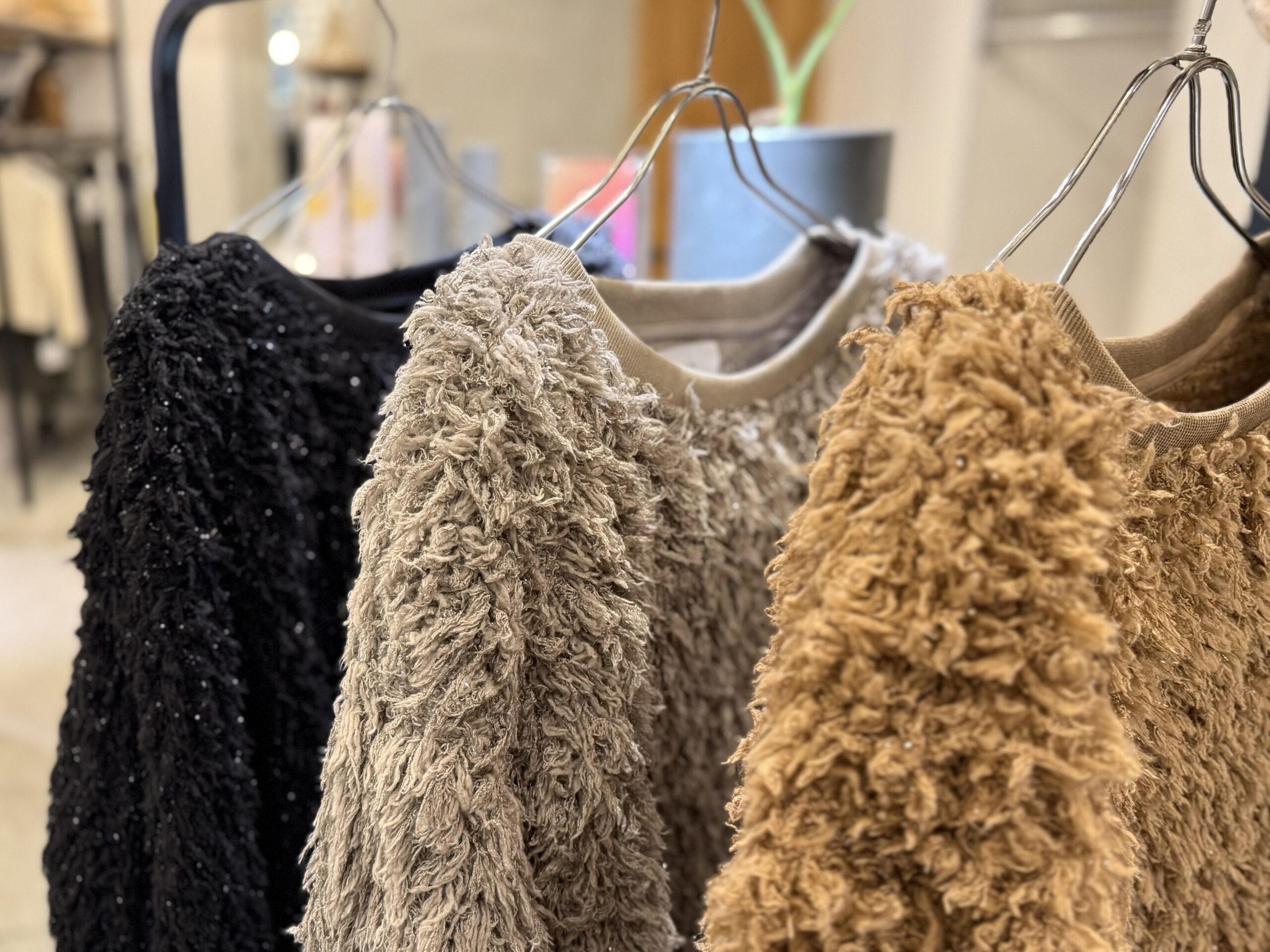 さりげないラメが華やか【CYAN Tokyo】ラメシャギーボアブラウス