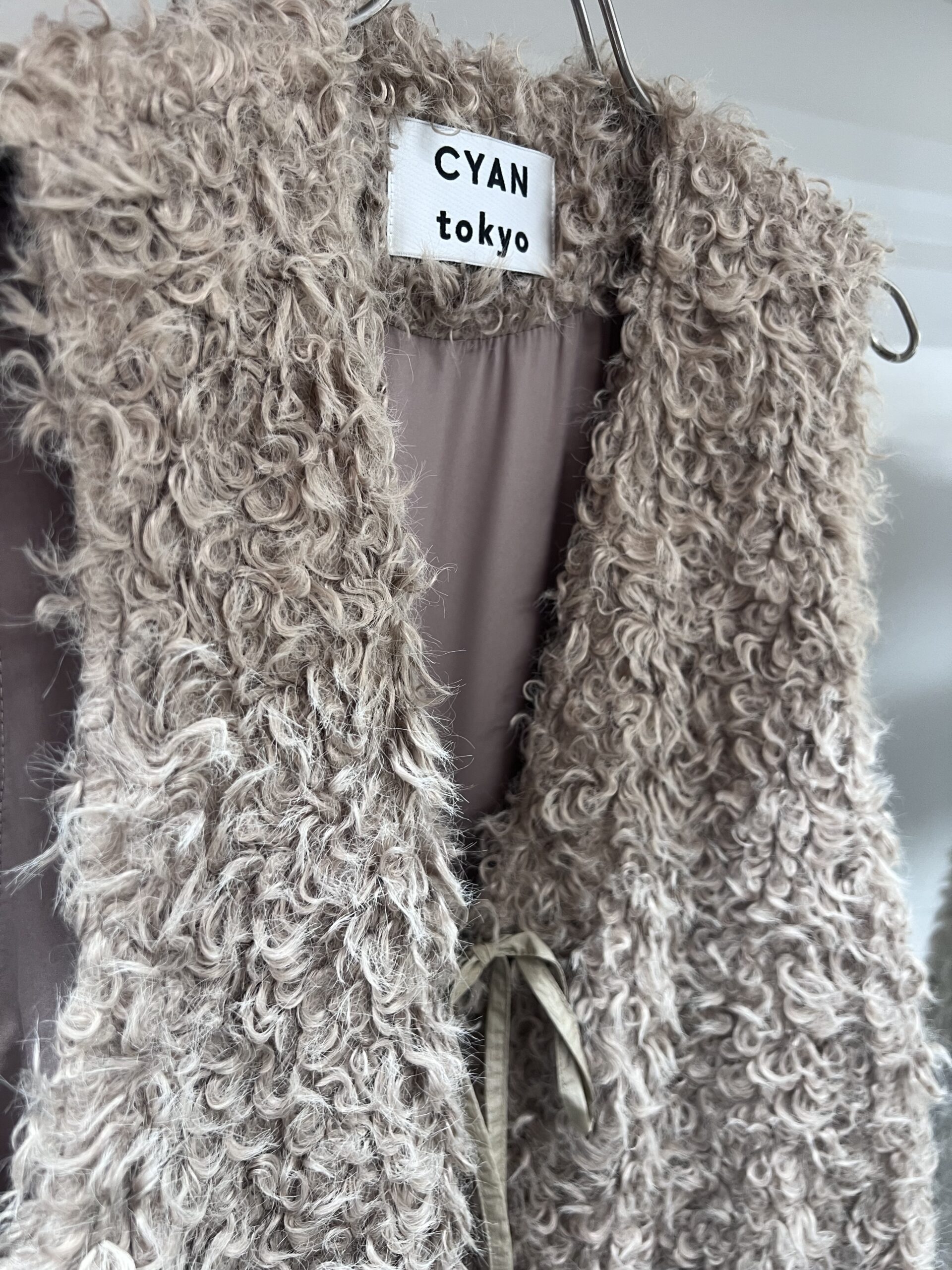 くるっとカールかかった、着丈が長いベスト【CYAN TOKYO】バック