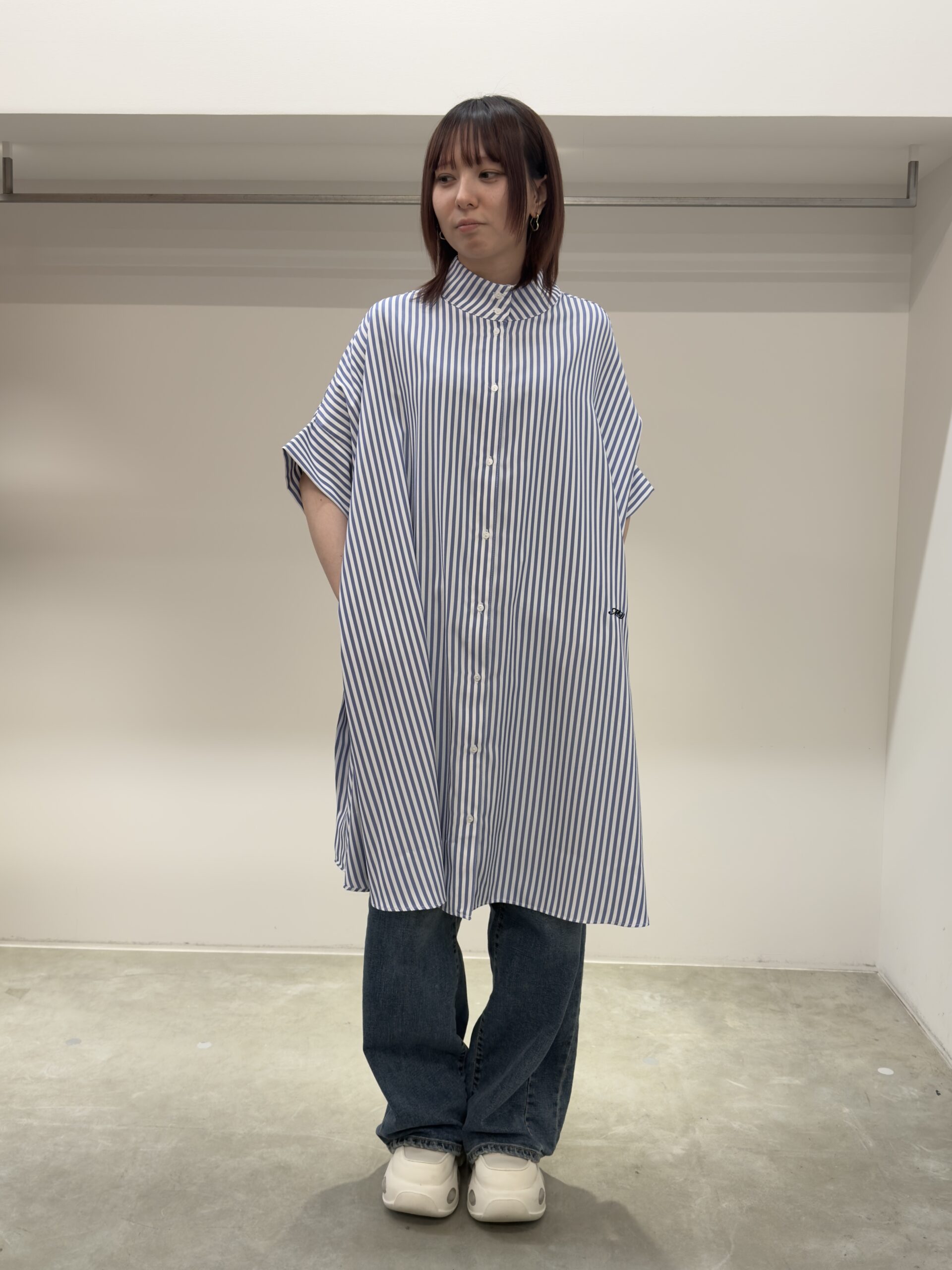 MARGAUX VINTAGE オーバースリットストライプシャツ ブラック ゆったりとしたシルエットで快適に。【Margaux Vintage】オーバー